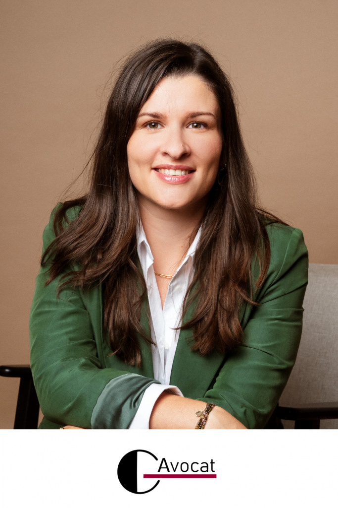 Photo de Claire Garcia. Elle est souriante, assise de face, cheveux brun détachés. En bas de la photo, il y a son logo "C Avovat".